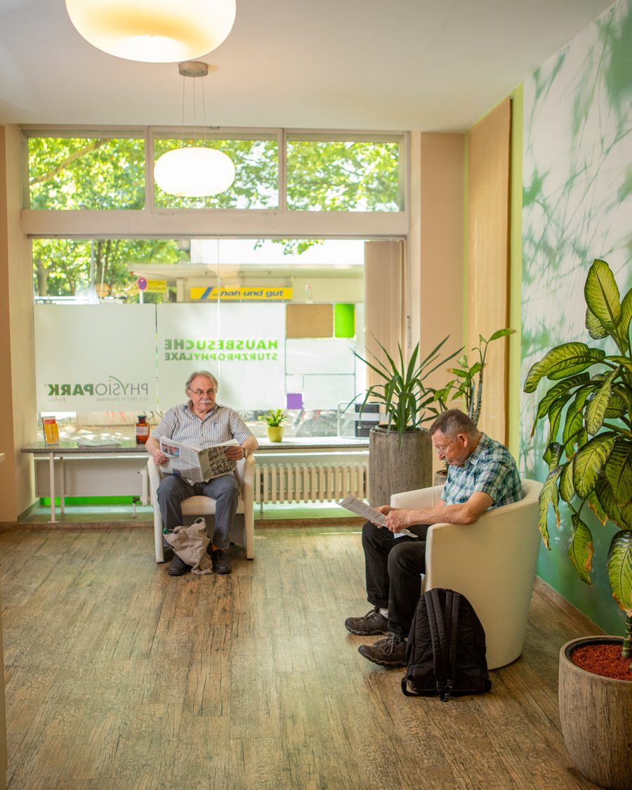 Heller Wartebereich der Praxis mit Pflanzen