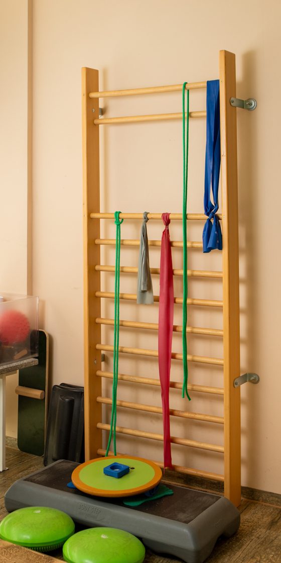 Sprossenwand mit Therapiebändern im Trainingsbereich