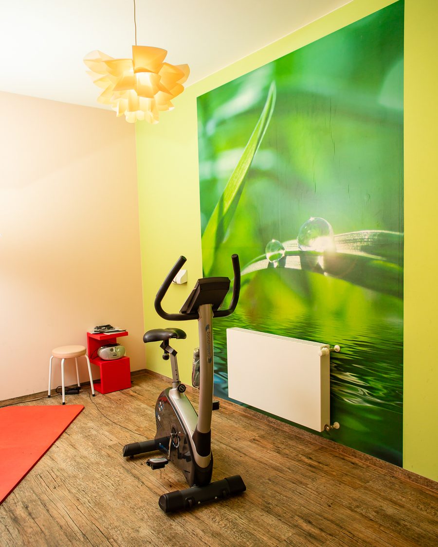 Behandlungsraum mit Trainingsgerät